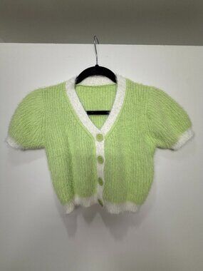 Fuzzy green cap sleeve sweater 💚